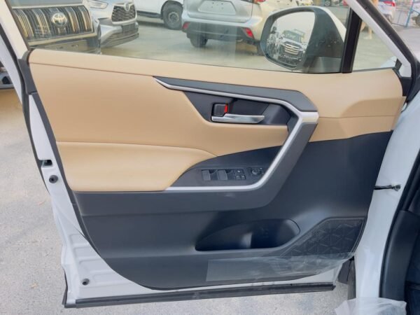 Toyota RAV4 2.5L 4WD GLE AT with Radar GCC Spec’s (2022 Model) - Image 11